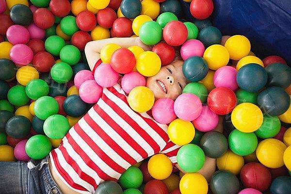 假期孩子想玩的游戏有哪些,2-3岁亲子玩球