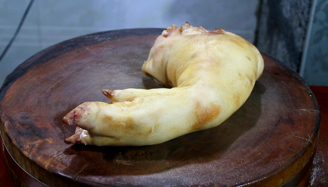 把整只猪脚往锅里一扔，做法和诀窍都告诉你，出锅馋得流口水