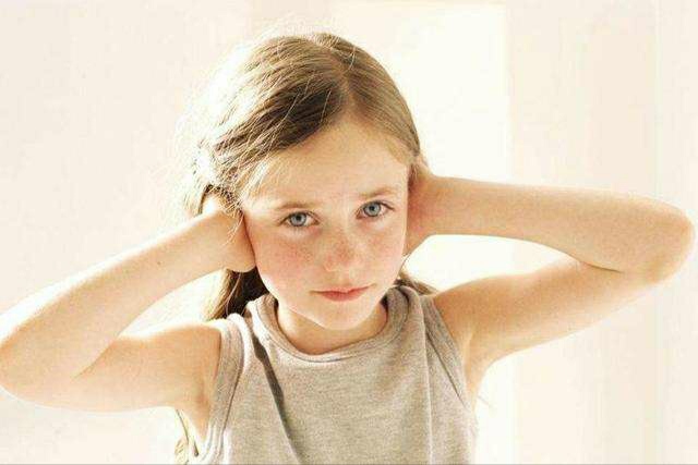 女儿发烧一个劲告诉妈妈屋里有人,11岁孩子发烧胡言乱语