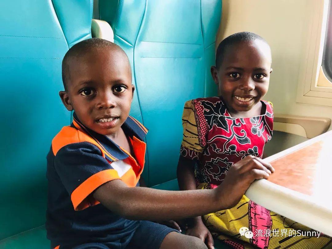流浪非洲，乘坐中国援建火车去赞比亚，满满的亲切