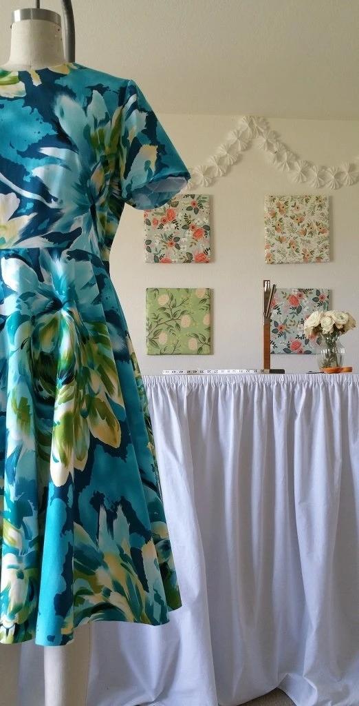 连衣裙下摆翘怎么办,连衣裙怎样穿才不会往上缩