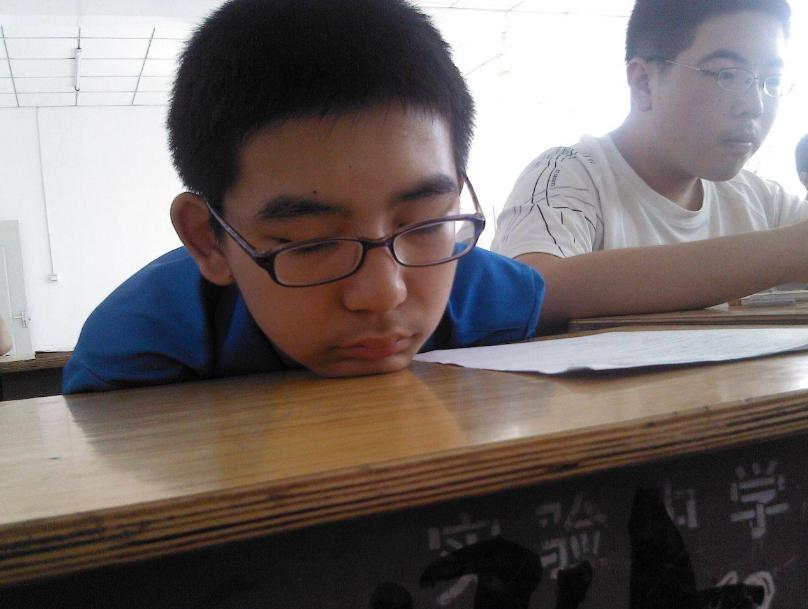 白岩松建议一定不能让孩子住校,白岩松说日子再苦也不让孩子住校