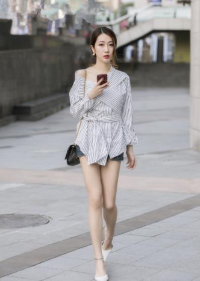 露肩衣服怎么穿不露肩带,露肩上衣怎么穿肩带不上滑