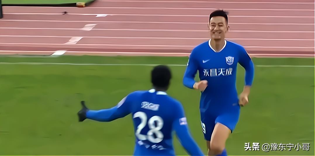 这名门将不简单，竟然客串后卫出场，想当初也是建业的门神