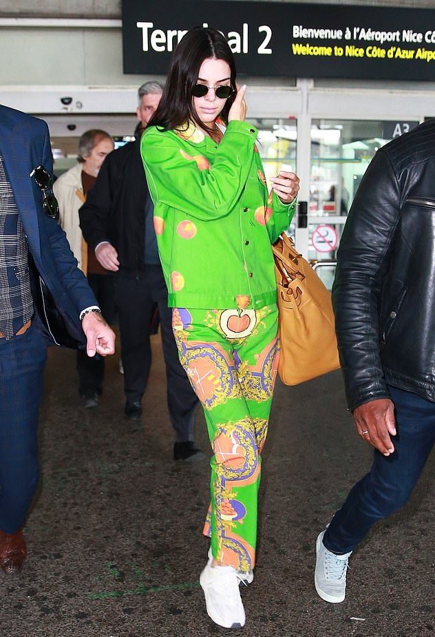 卡戴珊姐妹穿搭,卡戴珊大秀异域风情抹胸裙