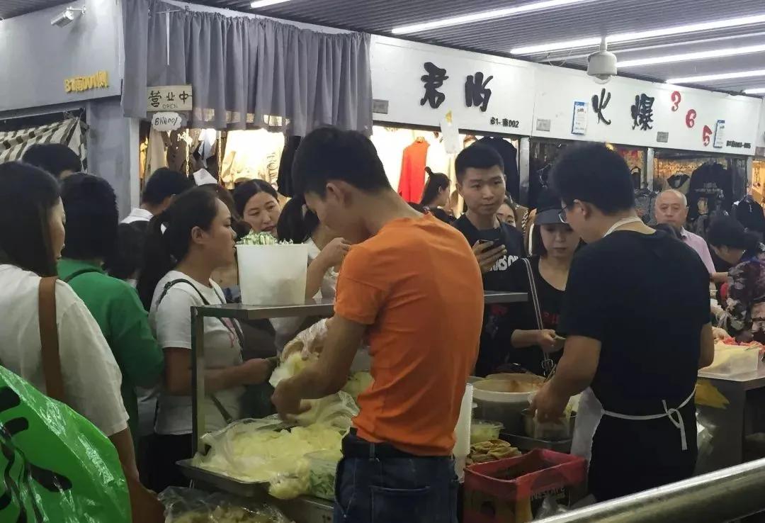 街头卖凉皮创业,90后卖凉皮创业女孩