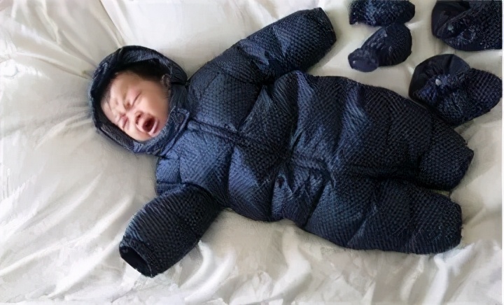 宝宝冬天也会“中暑”？冬季给娃穿衣，一摸二看便知是否够