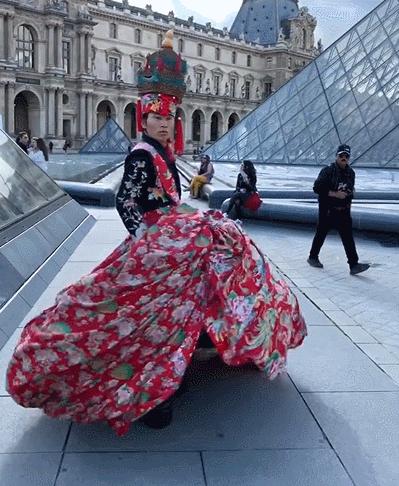 给明星做造型的“垃圾”行为艺术家？雷人背后的那一份深刻……