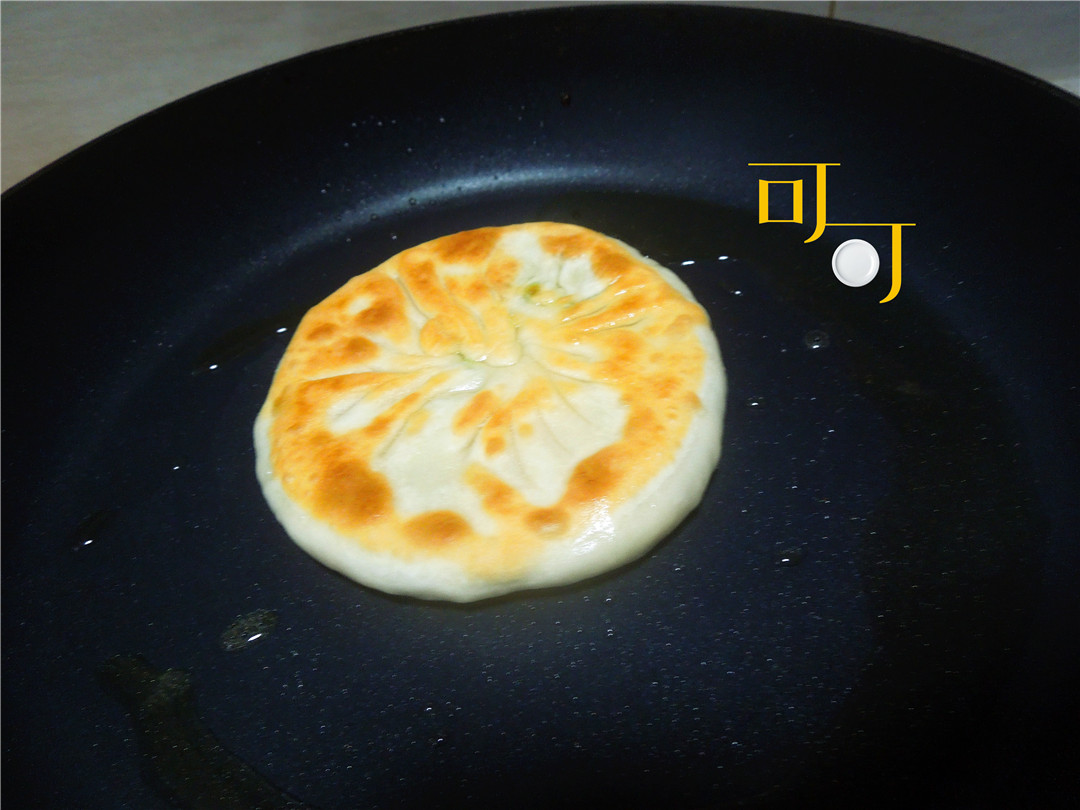 家里多出的饺子馅怎么办？做两个煎饼吃，太香啦