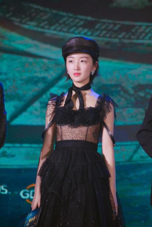 周冬雨冰蓝蝴蝶抹胸裙高定,周冬雨黑色露腰长裙解析