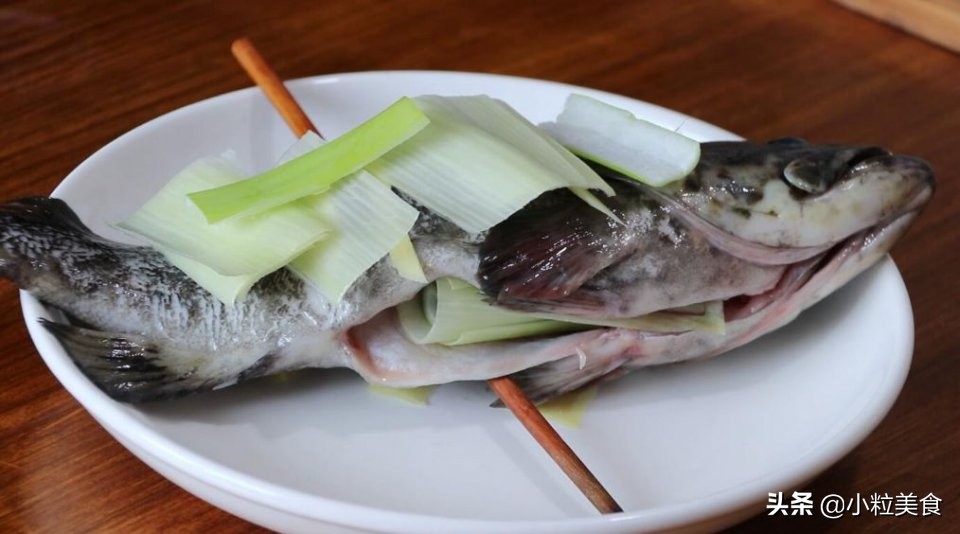 家宴上简单美味的清蒸石斑鱼,青石斑鱼除了清蒸还能怎么做