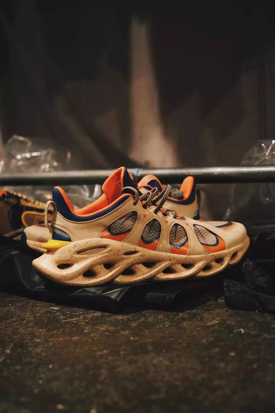 在李宁你不光能买到百纳配色弧ACE，甚至还能买到MAC彩妆