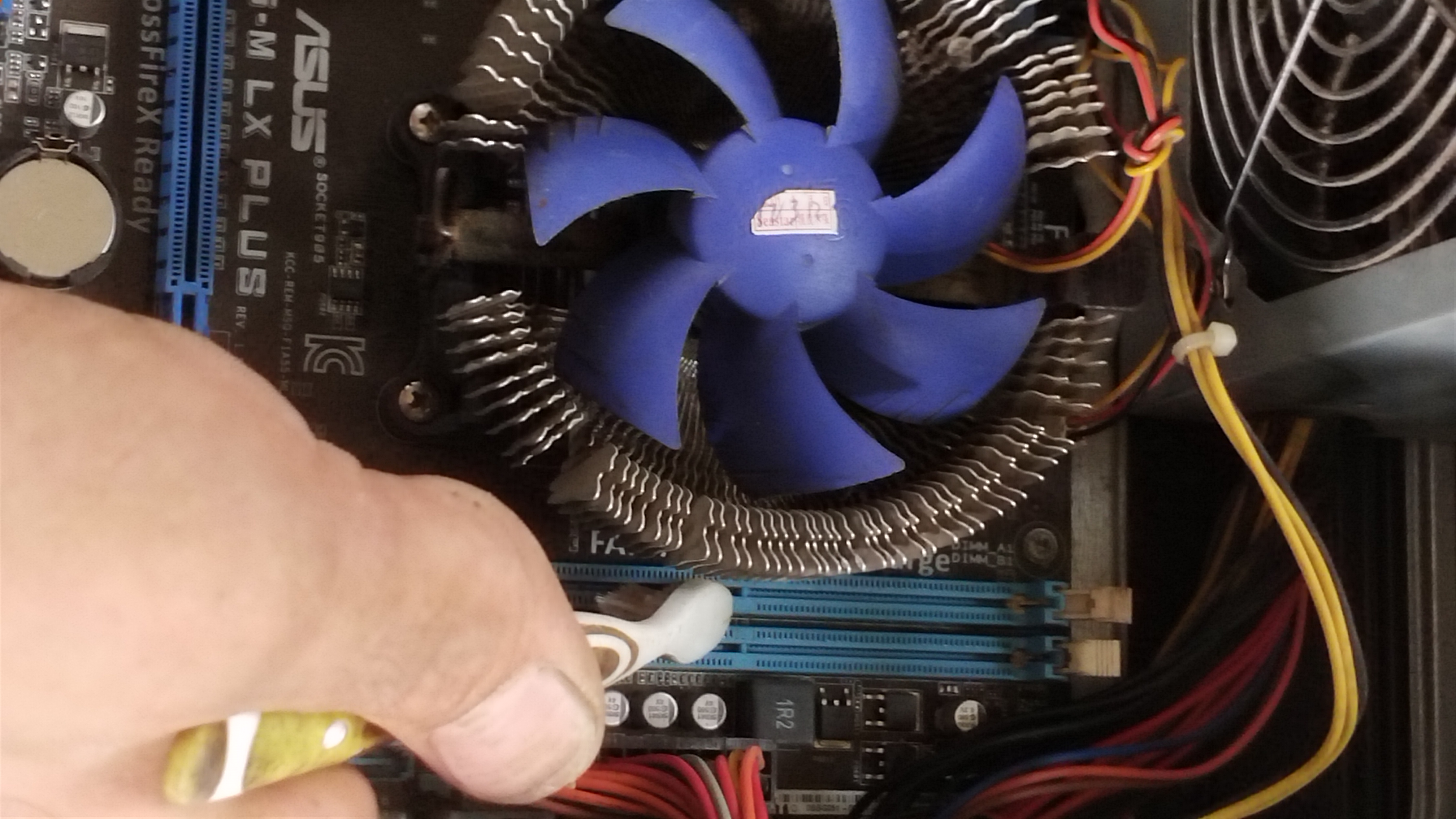 脑瘫小伙用脚详写电脑开机黑屏的原因以及解决方案