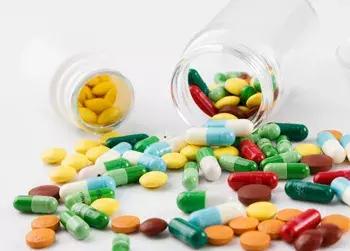 得了灰指甲一个传染俩动图,灰指甲一个传染俩是什么广告