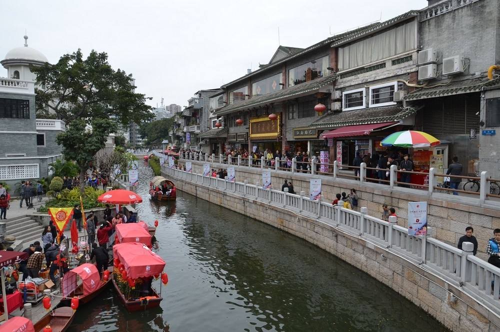 一池荷叶碧两岸荔枝红的意思,一湾湖水绿两岸荔枝红