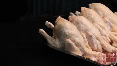 给你们推荐这道嘎滋脆的脆皮烧鸡！看视频口水就已经不受控制了