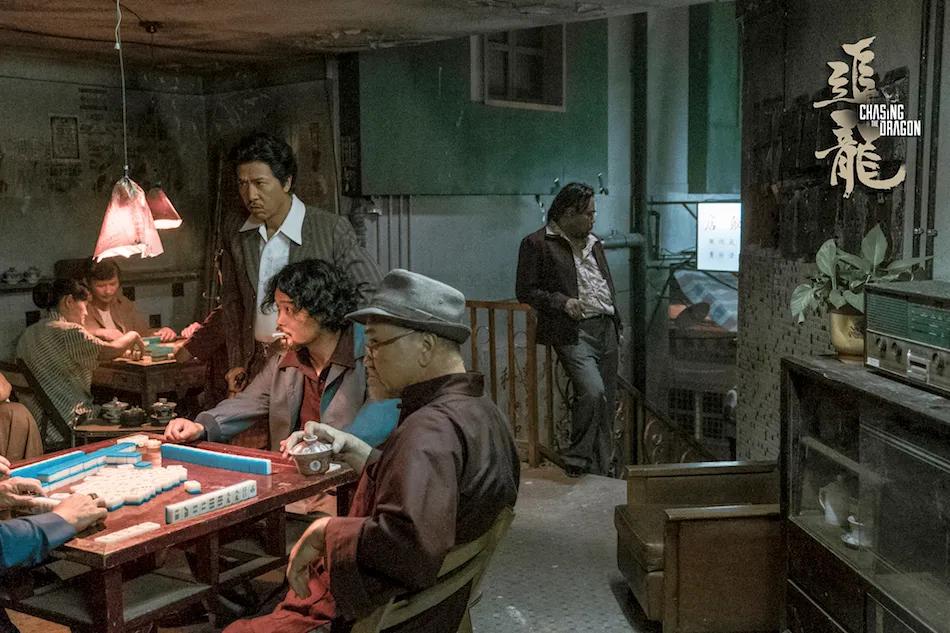 卷入黑帮争斗误以为是拍戏,港警黑帮厮杀追入警署