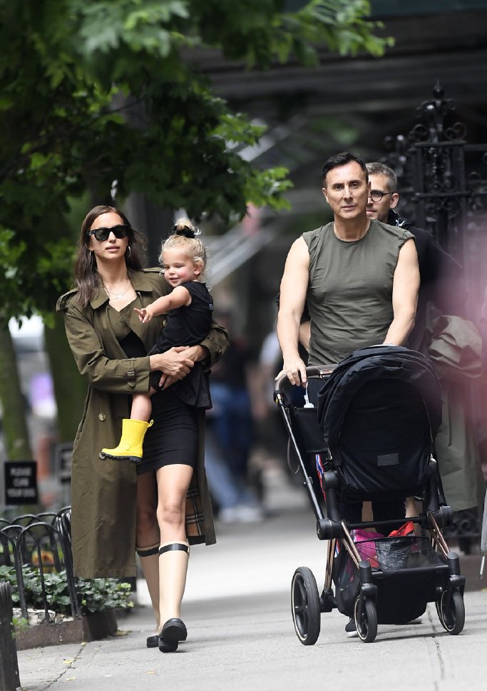 伊莲娜最新出街,伊莲娜带女儿出街