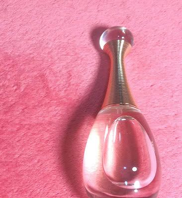 确认过眼神，是女神的香水！隔着屏幕都能闻到香味，像极了春天