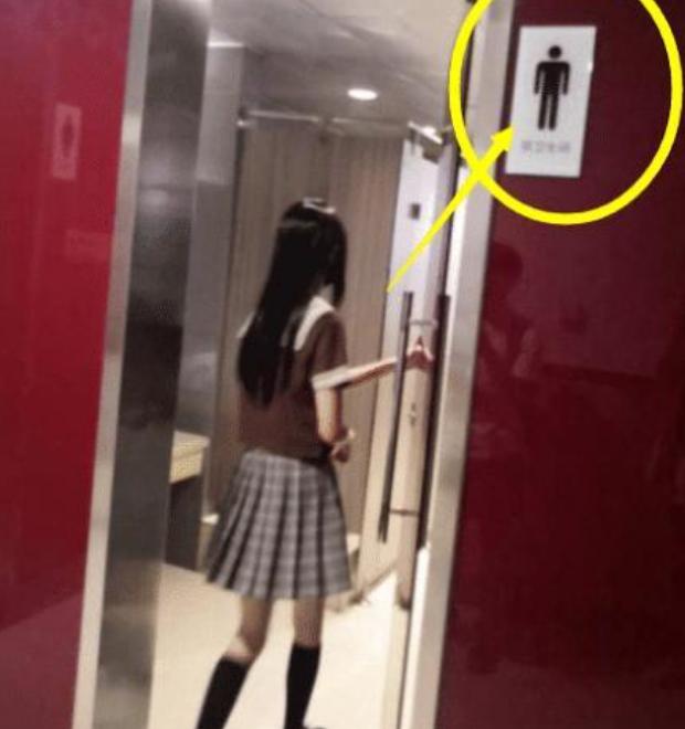 和网恋女友第一次面基，最后却进了男厕所，我现在该怎么办