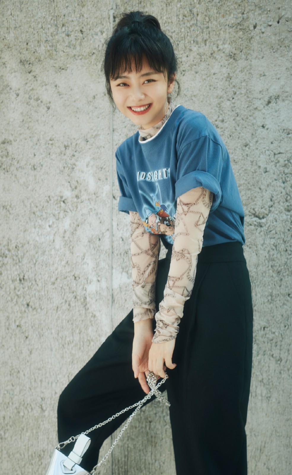 她出道14年，演《最好的我们》彻底走红，29岁曝美照少女可爱