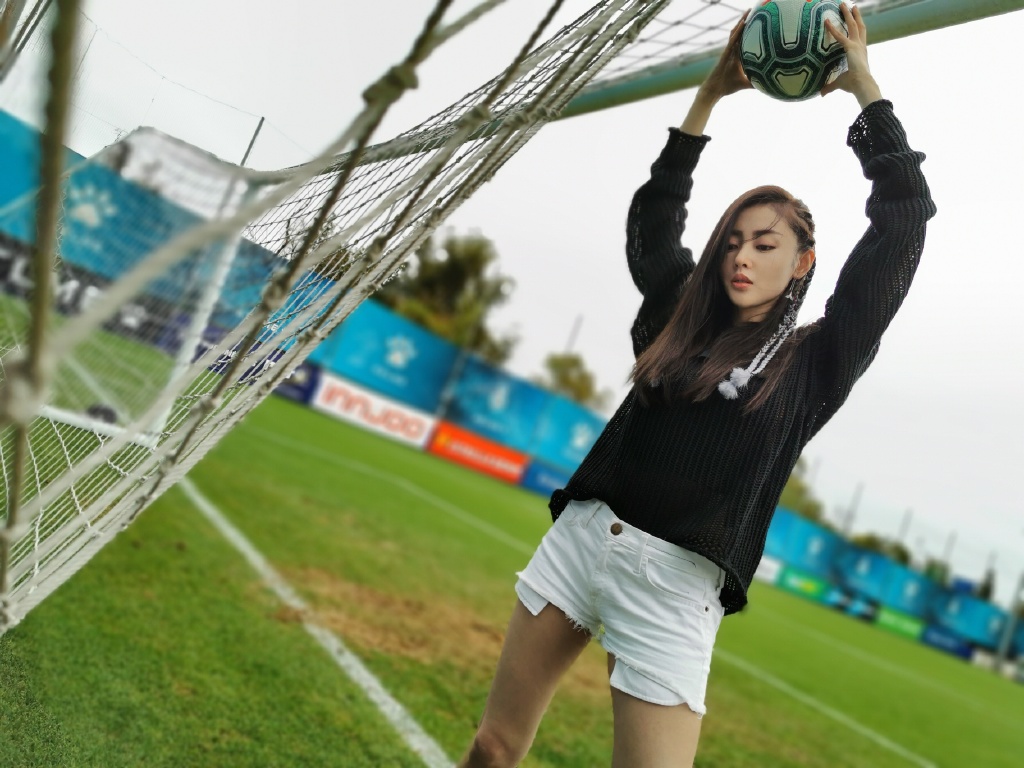 张天爱大胆穿搭走红毯,张天爱黑色polo衫搭运动裤子