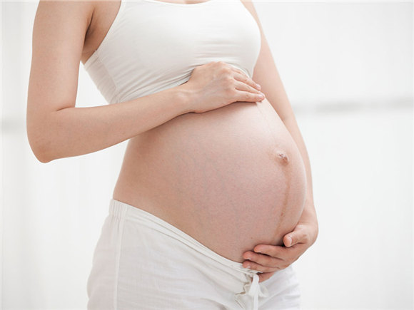 孕妇挺着大肚子难受宫缩加胎动,孕24周怎样分辨胎动和宫缩