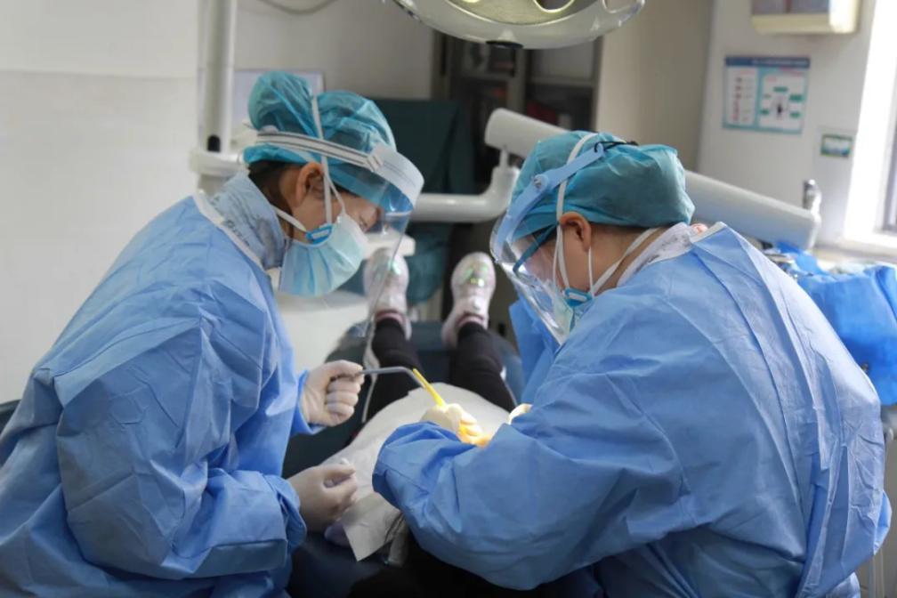 小孩牙断了露出牙神经该怎么处理,孩子牙断了牙根在里面要不要拔