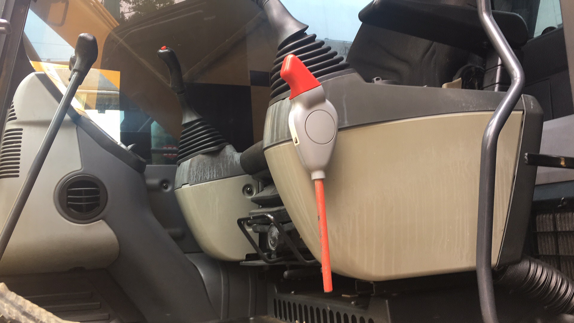 二手挖掘机小松220价格,19年小松220挖掘机多少钱