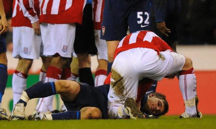 英超球员脚被铲断,31岁国脚最后时刻遭对手剪刀脚