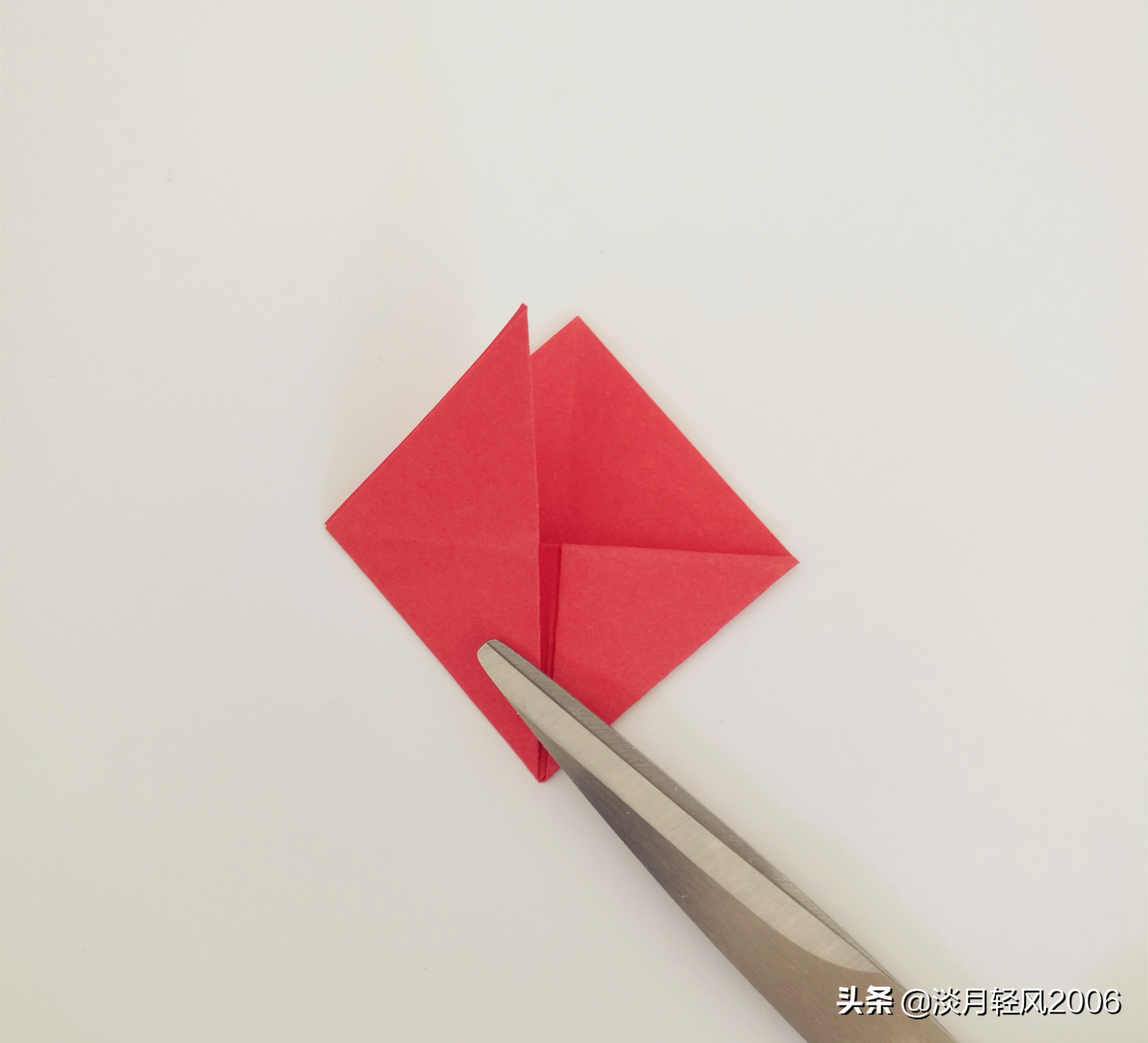 正方形星空卡纸爱心卷轴折法,简单有趣的卡纸折心