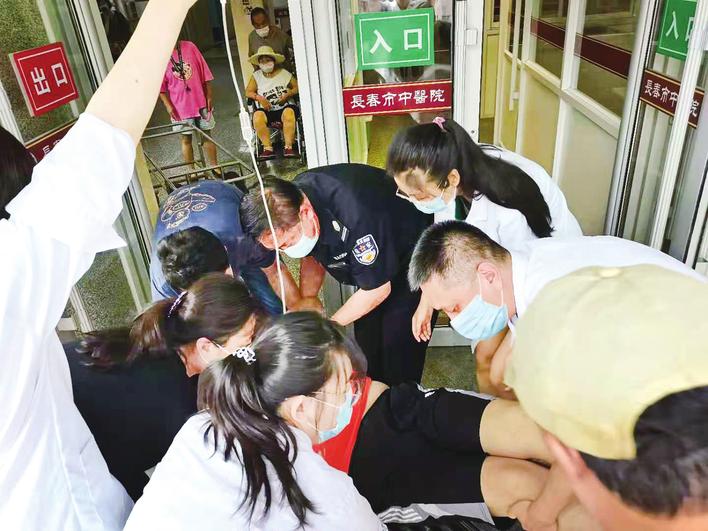 生死竞速！长春一男子门口倒地抽搐，医护人员全力抢救