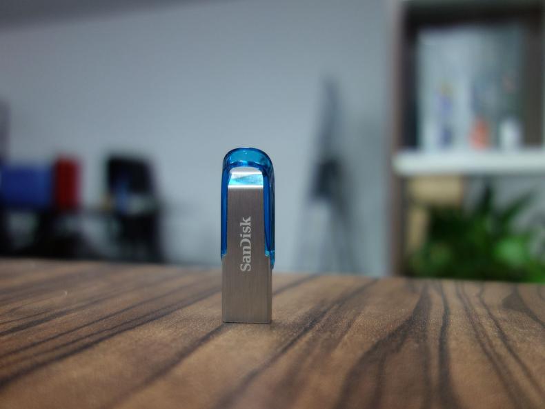 闪迪2.0u盘对比3.0u盘,飚王u盘和闪迪