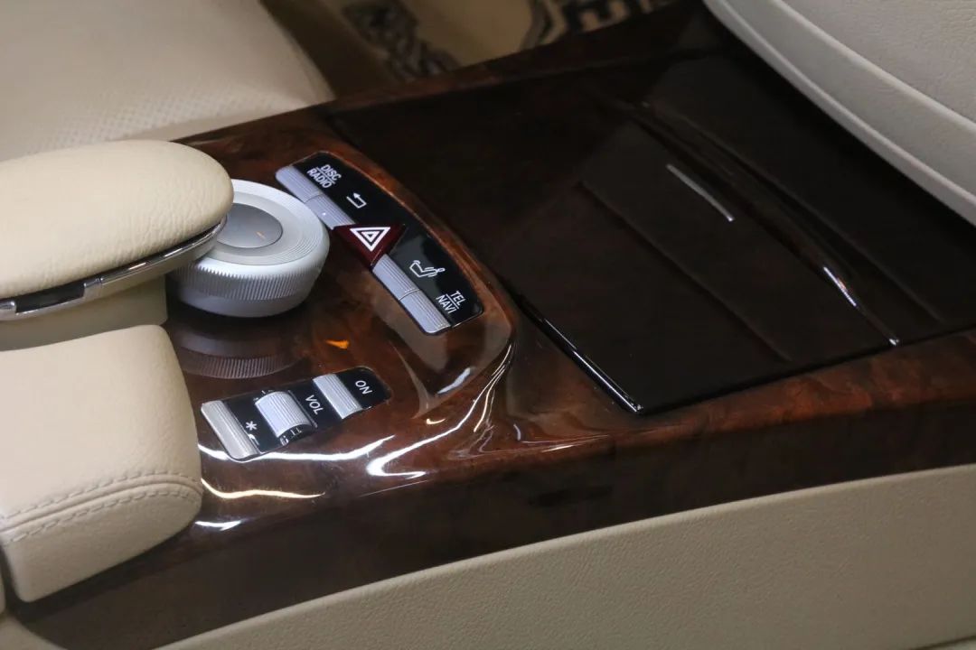 奔驰w221升级新款w222s450外观,老款奔驰w211e260翻新整备