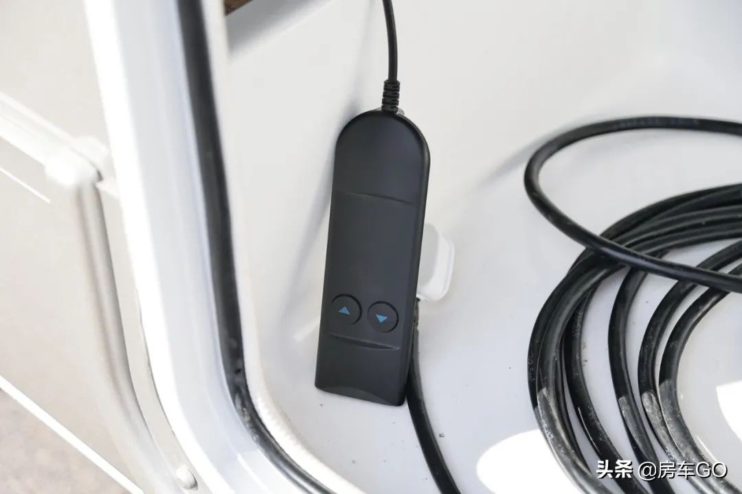 这台房车有5种充电方式，车内电器语音控制，卫生间也是干湿分离