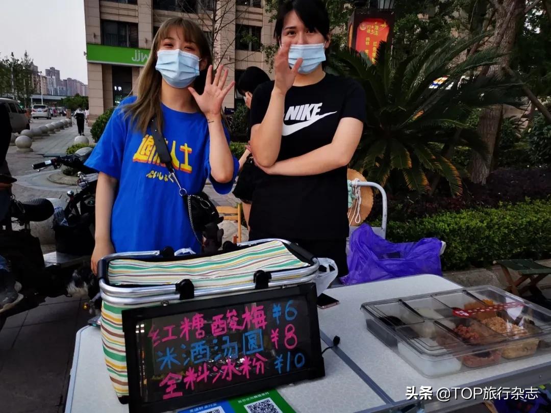 90美女摆地摊月赚一辆宝马,90后美女摆地摊卖衣服