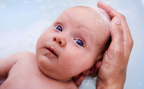 给新生儿用艾水洗澡要注意什么,给新生儿洗澡要注意什么