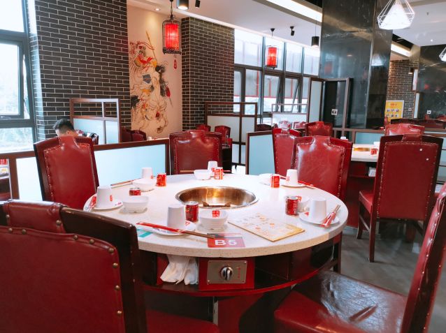 左手鲜香麻辣，右手尺颊生香！8荤6素~成都锦城大院火锅4人99元