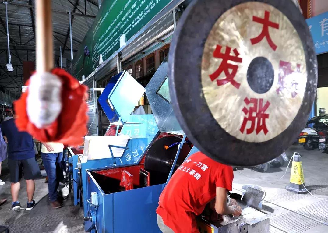 深度调查疯狂生长的翡翠直播,新疆疯狂的石头直播