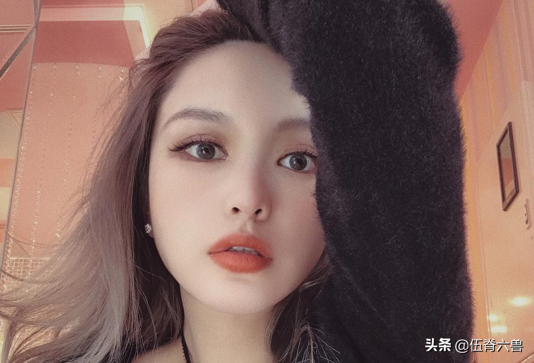 周扬青坐在詹姆斯旁边搞笑评论,周扬青坐詹姆斯旁边视频