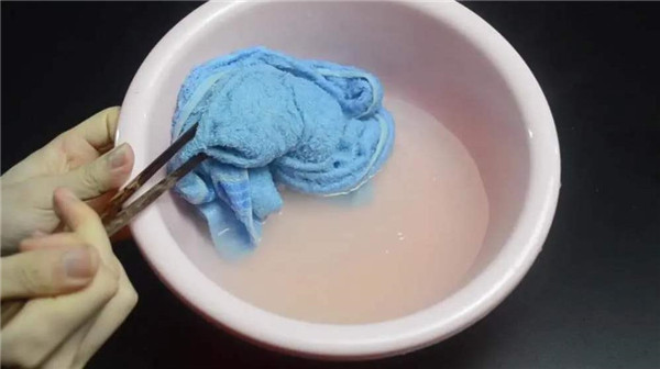 洗衣机洗的毛巾闷臭味要怎么处理,为什么毛巾越洗越硬还会有臭味