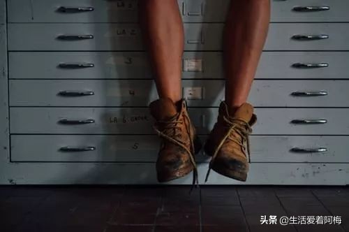 怎么系鞋带才能让鞋带系得更紧实 (教你如何系鞋带最全鞋带穿孔技巧)