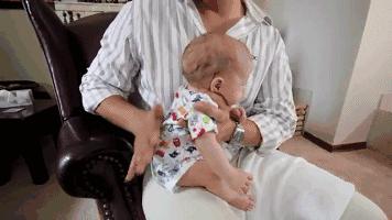 婴儿拍嗝的正确姿势拍多久,婴儿拍嗝正确拍应该什么样