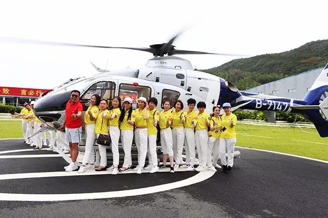 巨邦快乐集结号丨看见了，其中一艘游艇上，是我们的船长大舅哥