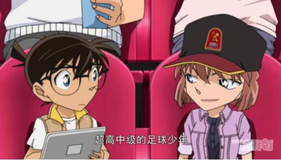 柯南心里暗讽小哀却被小哀感知,柯南和小哀一起看球赛