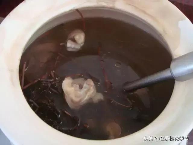 一位客家妈妈用艾草煮水给儿子洗澡，结果万万没想到.