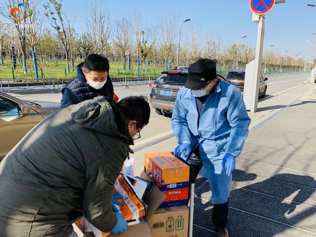 武汉市志愿者服务报名,志愿者为疫情社区送物资