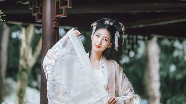 这首诗火了千年,不停被模仿,如今选入语文课本,家长却建议删除