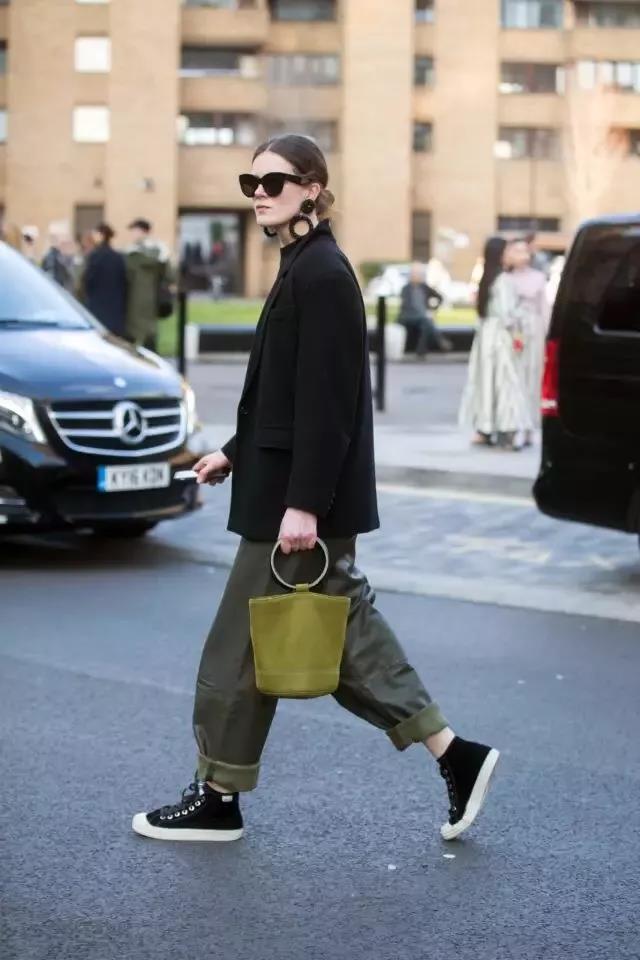 春夏经典款时髦大容量水桶包,今年流行的水桶包包