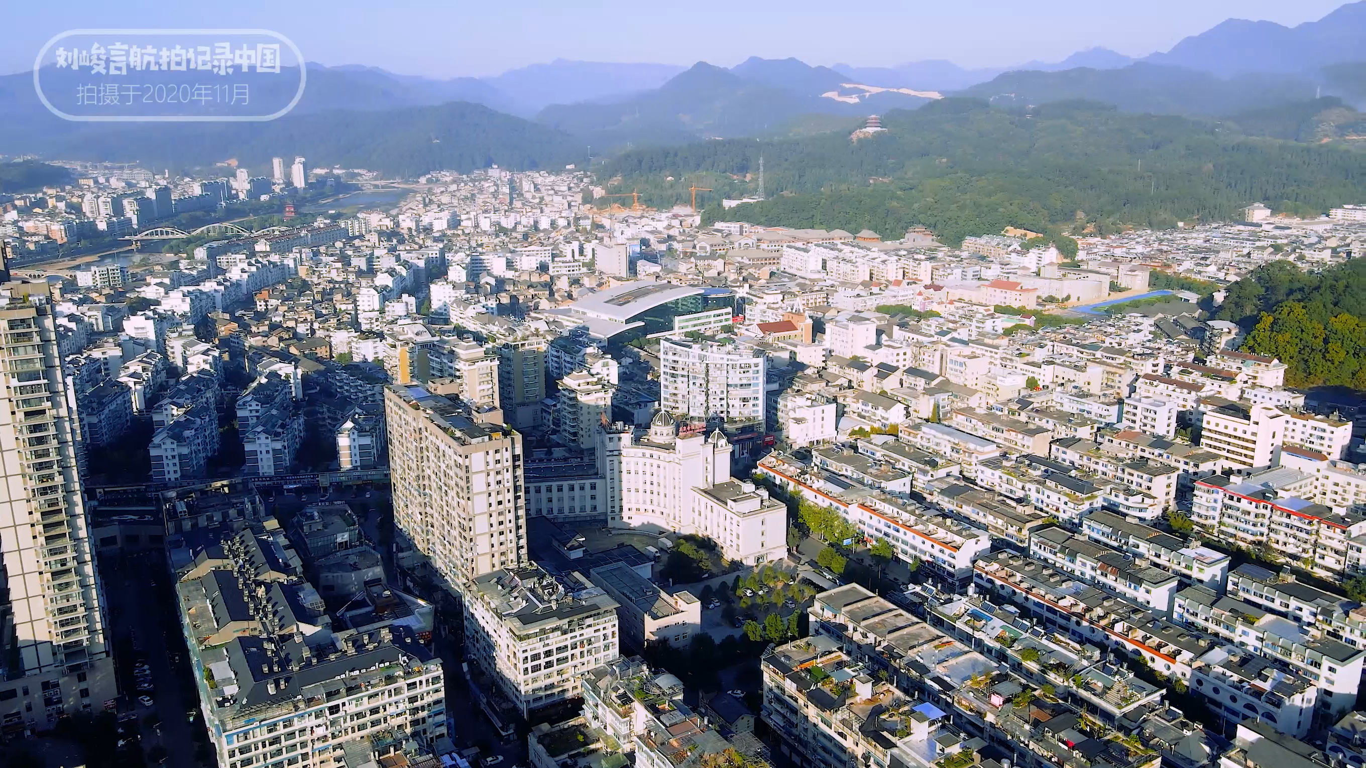 龙泉的青瓷宝剑有名气,为什么龙泉盛产宝剑